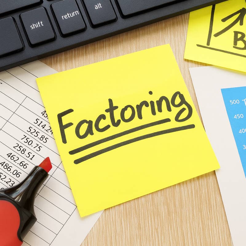 Nota con scritta Factoring accanto a calcoli e grafici finanziari - consulenza GrifoFinance