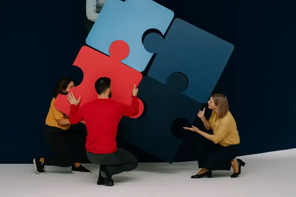 rowdlending per PMI rappresentato da un gruppo di persone che collabora per unire grandi pezzi di puzzle colorati