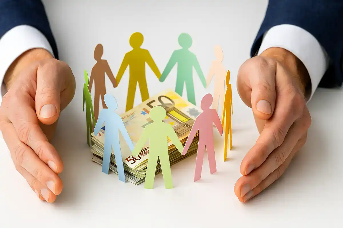 crowdlending per PMI rappresentato da mani maschili che proteggono un gruppo di persone stilizzate intorno a banconote in euro